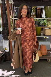 Robe Allure Bois Sauvage sur Johanna, #taille Johanna porte une taille 36
