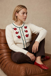 Cardigan Sissi Crème sur Lou, mannequin taille 42 #taille Lou porte une taille 42