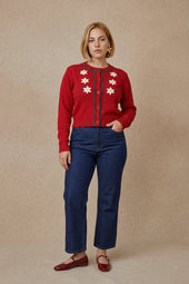 Cardigan Sissi Rouge en laine sur Lou, mannequin taille 42 #taille Lou porte une taille 42